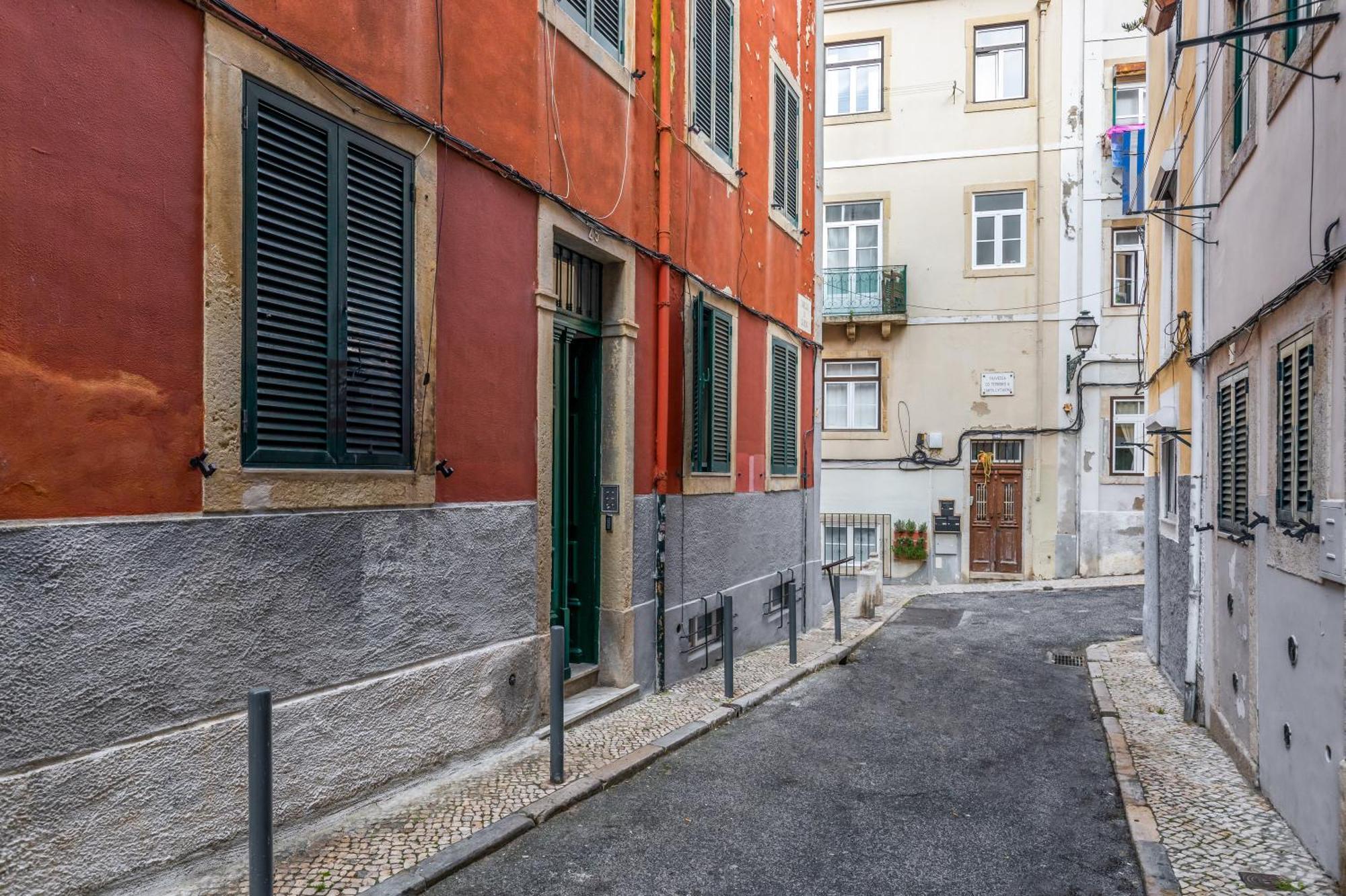 Escadinhas Da Santa * Lisbon